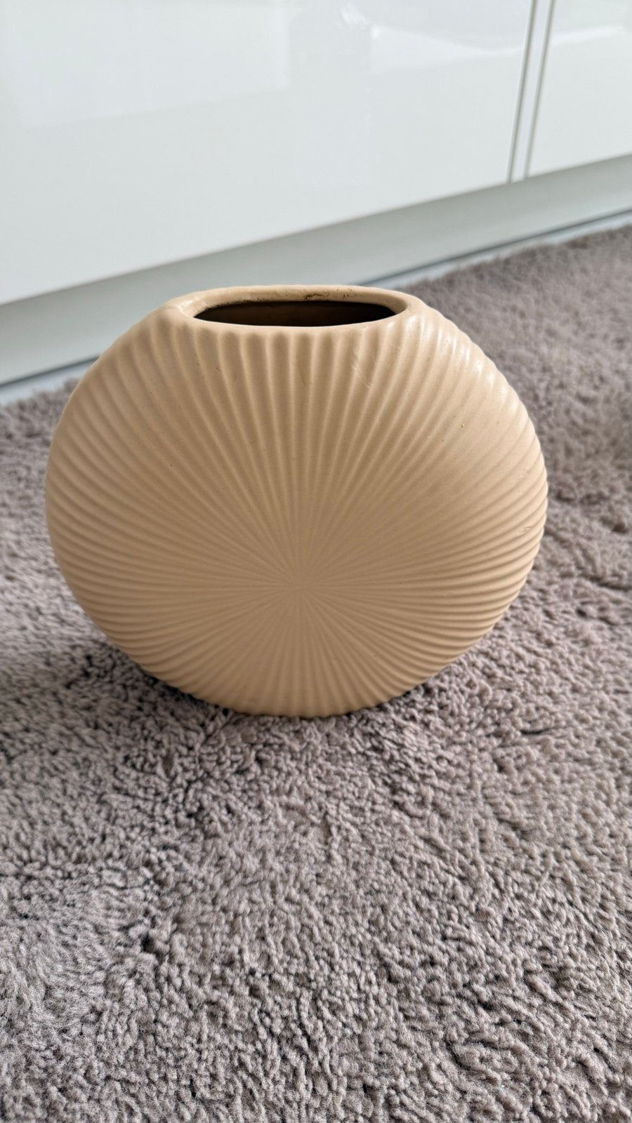 Crèmekleurige vaas met ribbelpatroon, Huis en Inrichting, Woonaccessoires | Vazen, Met patroon/structuur, Beige, Ophalen of Verzenden