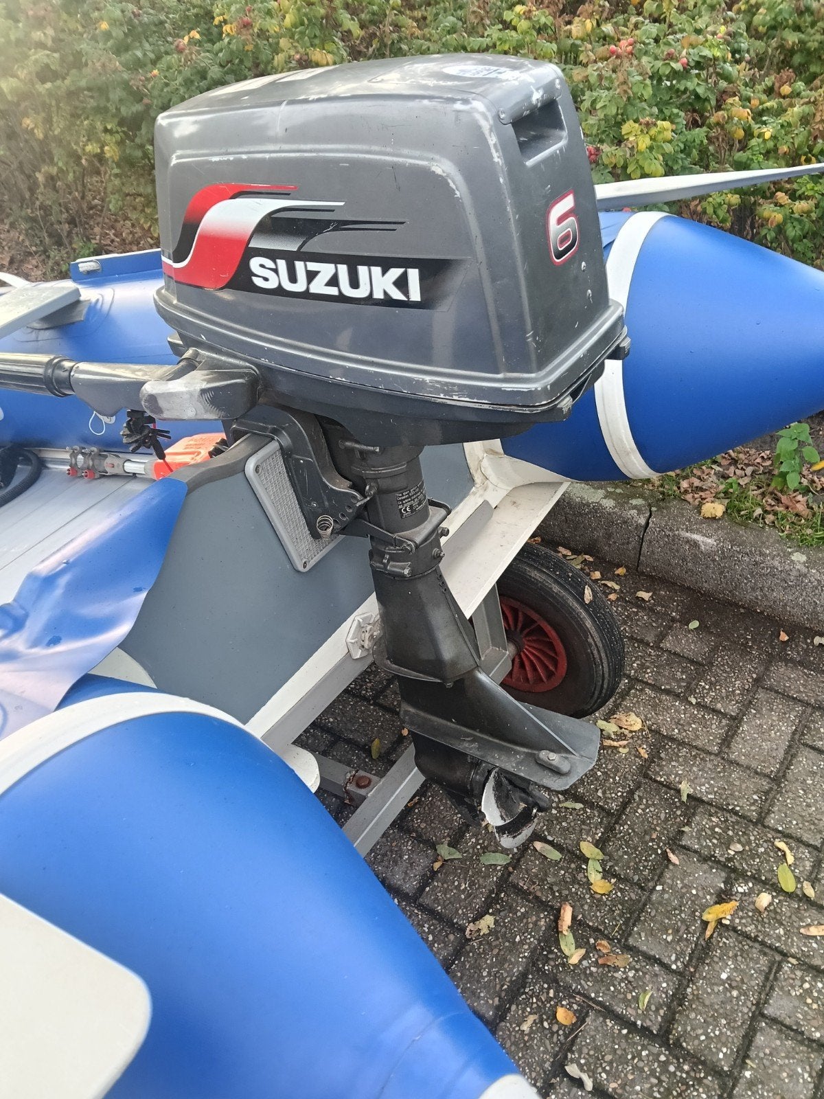 Foto 14 van rubberboot met buitenboordmotor/motor en trailer