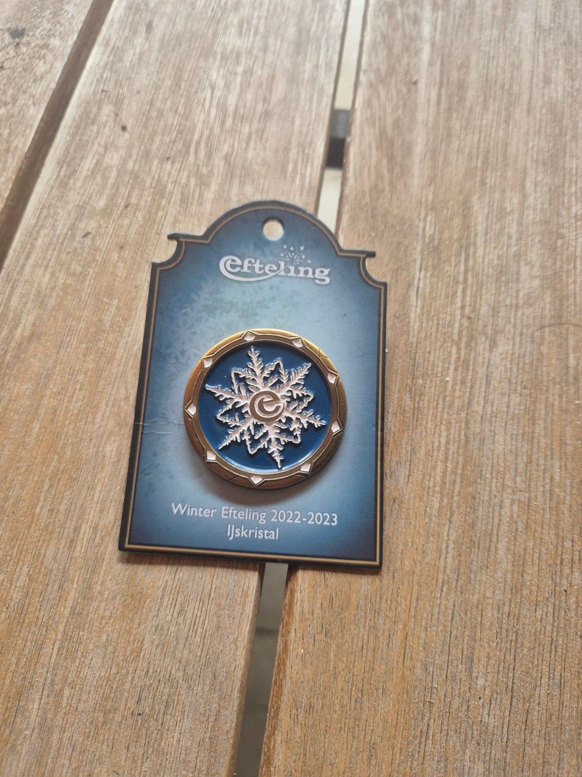 Efteling Pin Winterkristal, Verzamelen, Efteling, Ophalen of Verzenden, Zo goed als nieuw, Button of Speldje