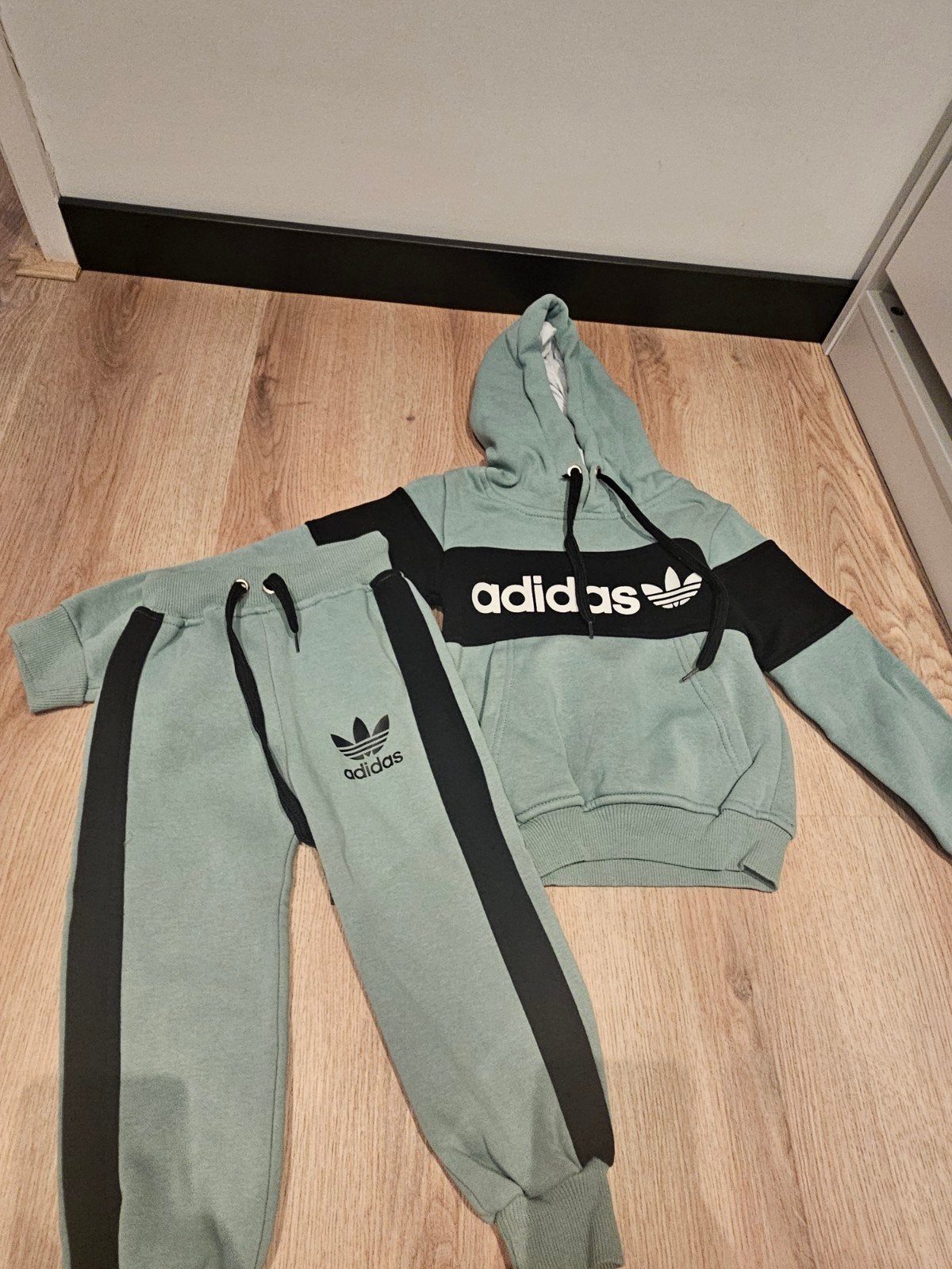 Adidas trainingspak mintgroen met zwart - maat 116, Kinderen en Baby's, Ophalen of Verzenden, Zo goed als nieuw, Maat 92