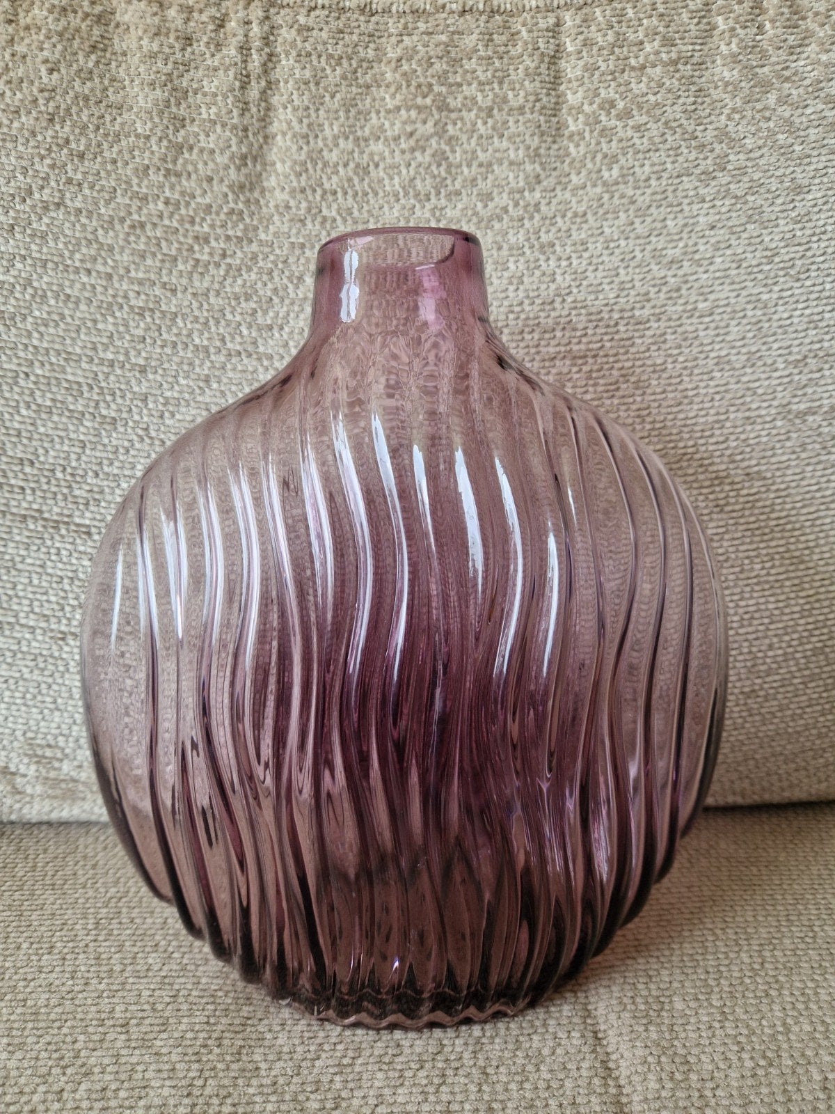 Paarse/roze vaas met smalle hals, Ophalen