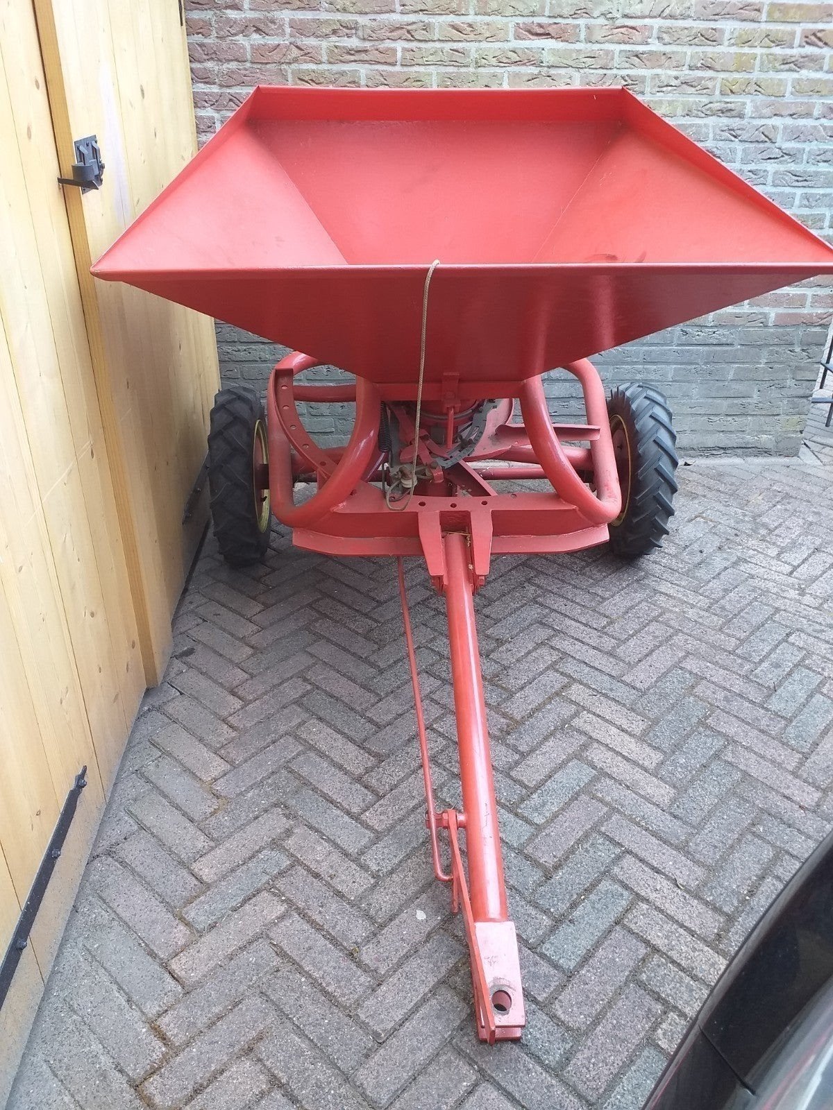 kunstmeststrooier mooi en werk rood en het is een lely., Ophalen of Verzenden, Gewasbescherming en Bemesting