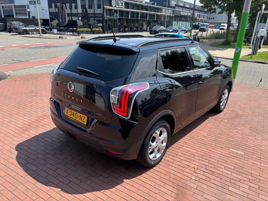 SsangYong Tivoli 1.2 2WD Ruby APPLE CARPLAY LEER CAMERA 6VER, Auto's, SsangYong, Dealer onderhouden, Gebruikt, Euro 6, Zwart