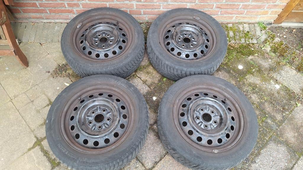 Winterbanden set van 4 stalen velgen. 205/55 R16, Ophalen, Gebruikt, Toyota