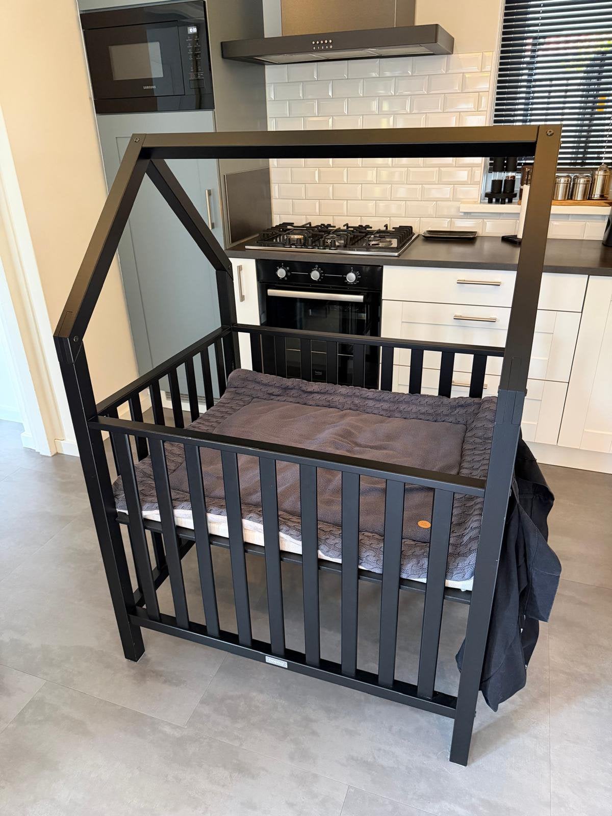 Bopita Box Huisje Zwart incl. opberger, matras en Boxkleed, Ophalen, Zo goed als nieuw, Boxkleed