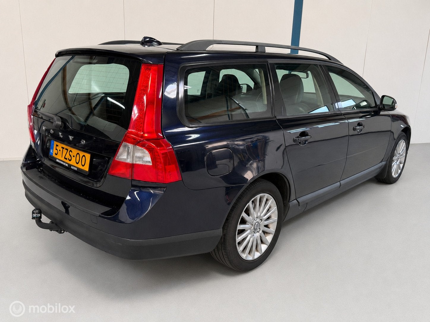 Volvo V70 2.5T Momentum AUTOMAAT / LEER / XENON, Auto's, Blauw, 2521 cc, 93 €/maand, Euro 4