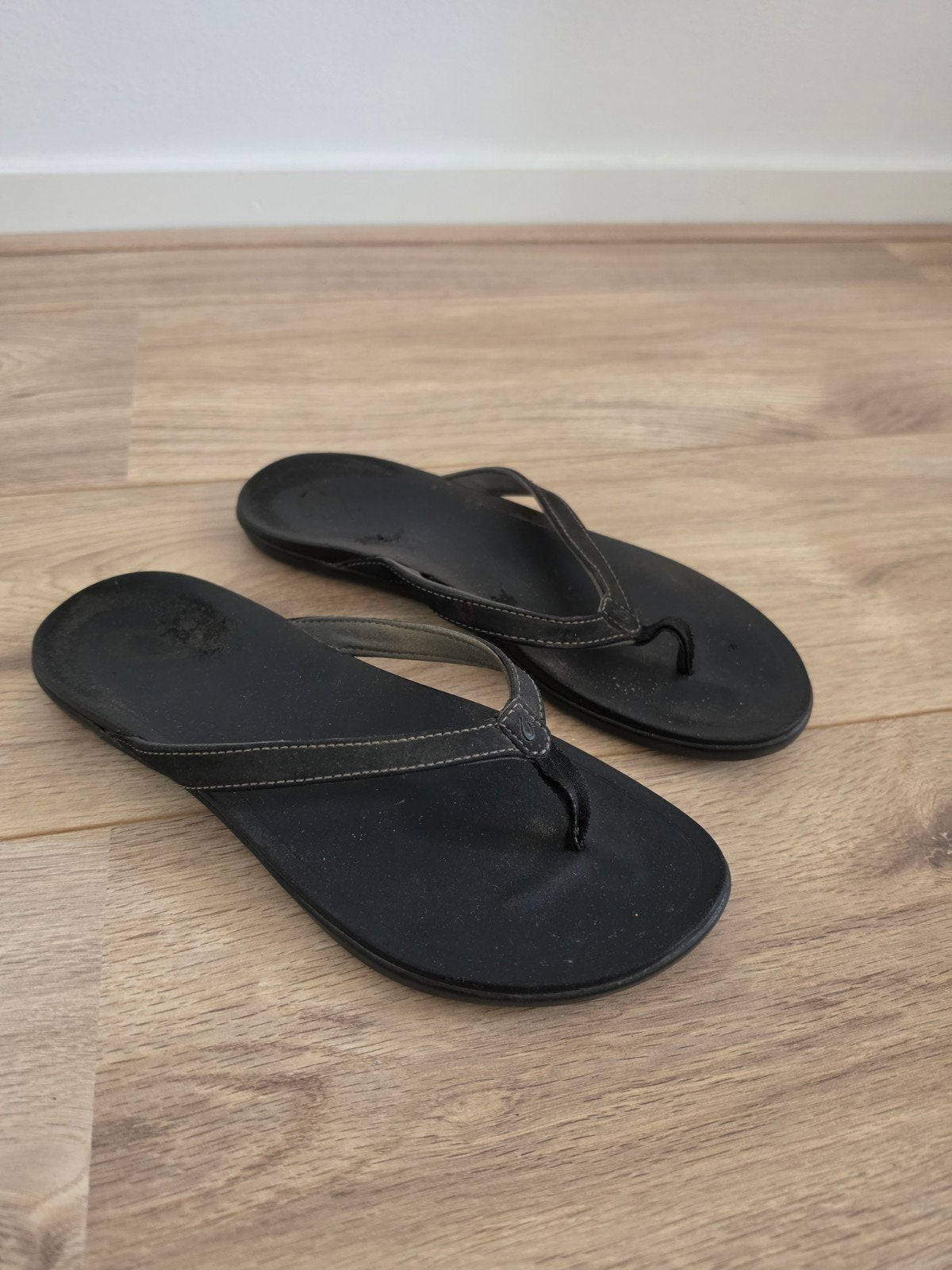 Olukai lederen teenslippers zwart maat 38, Slippers, Zwart, Olukai, Ophalen of Verzenden