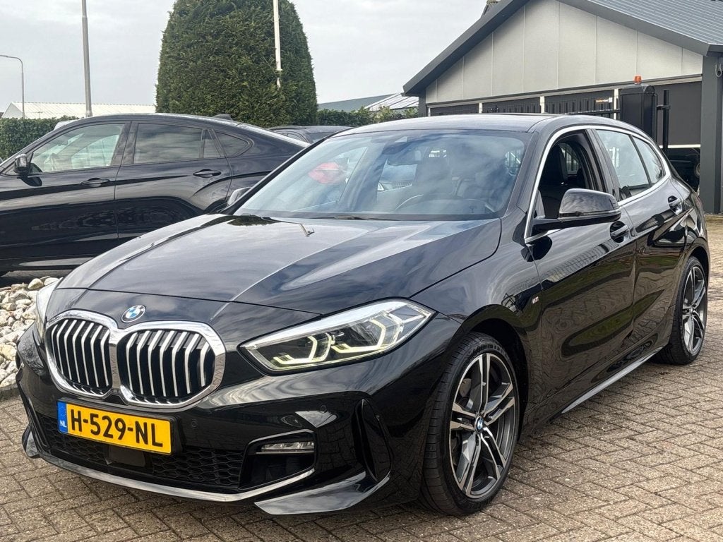 BMW 1-serie 118i High Executive Automaat 2020 M-Pakket Deale, Gebruikt, Zwart, Bedrijf, 3 cilinders