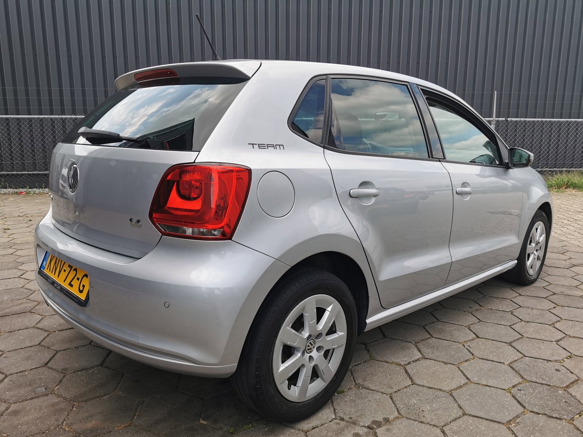 Volkswagen POLO 1.4-16V Highline - New APK - Airco - Carplay, Auto's, Volkswagen, Voorwielaandrijving, Gebruikt, Zwart, 4 cilinders
