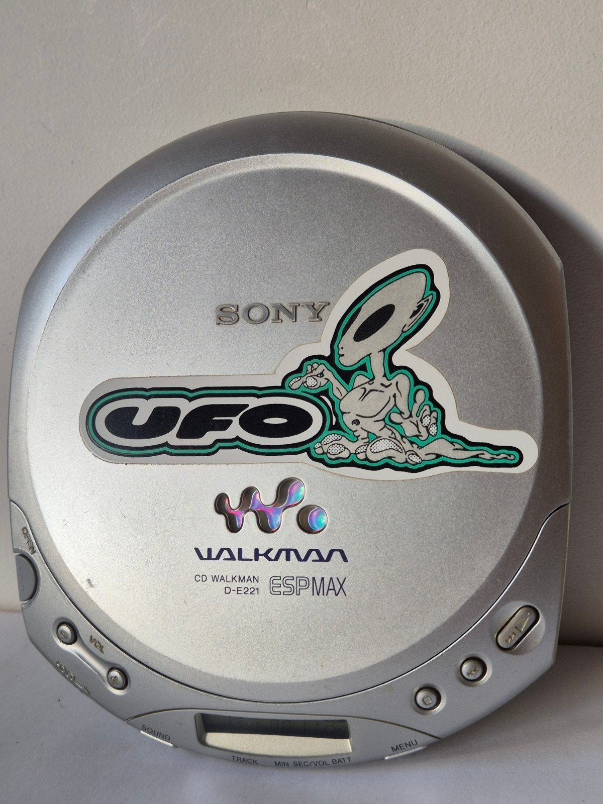 Uitstekende Sony CD Walkman D-E221 ESP MAX met UFO sticker, Ophalen of Verzenden, Walkman