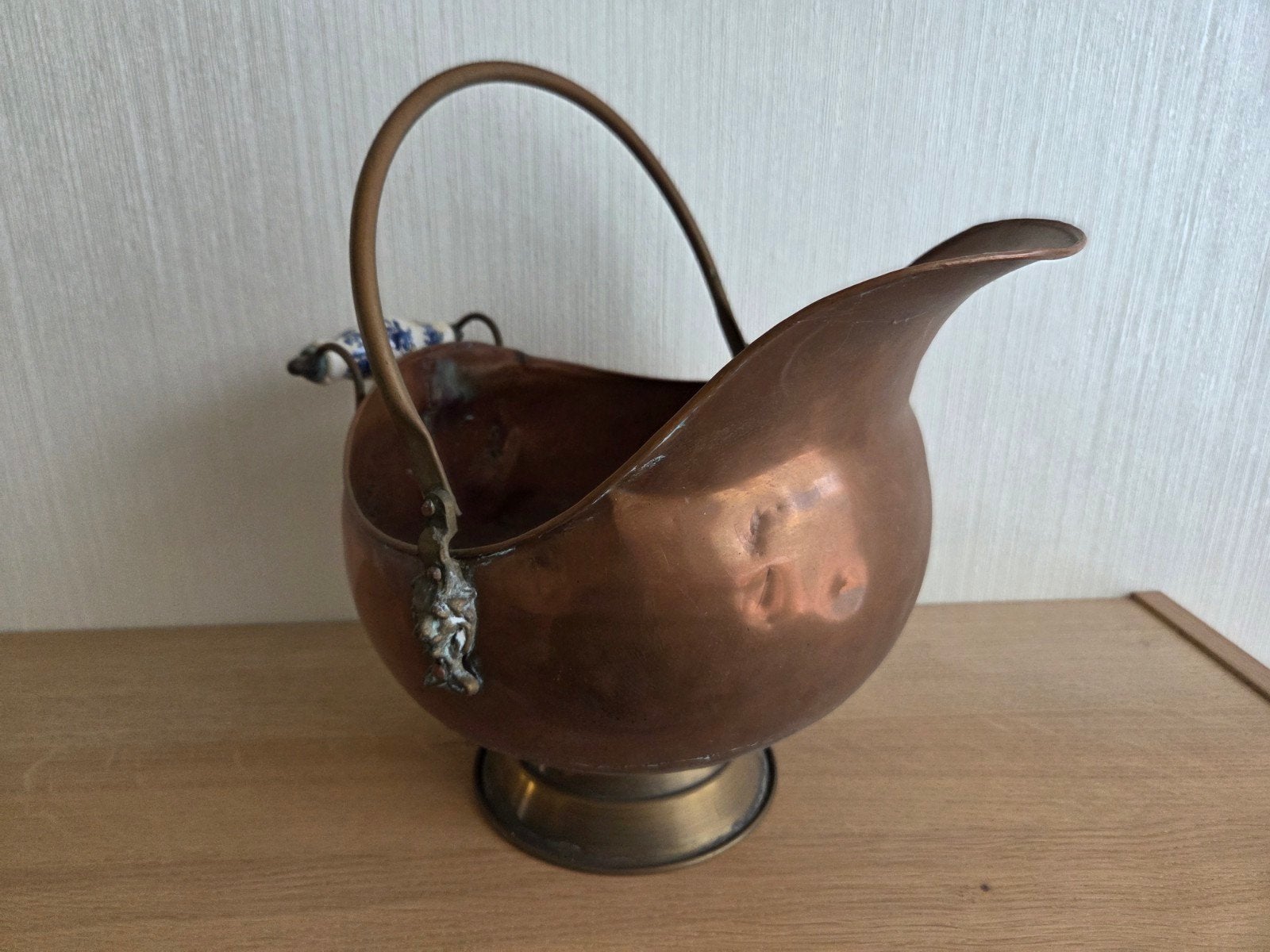 Antieke koperen kolenkit met porseleinen handvat, Ophalen of Verzenden, Koper