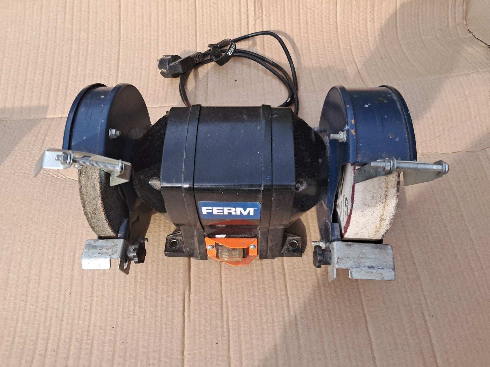 FERM Tafelslijpmachine - Gebruikt maar functioneel, Ophalen of Verzenden, Gebruikt, Minder dan 700 watt, Werkbankslijpmachine