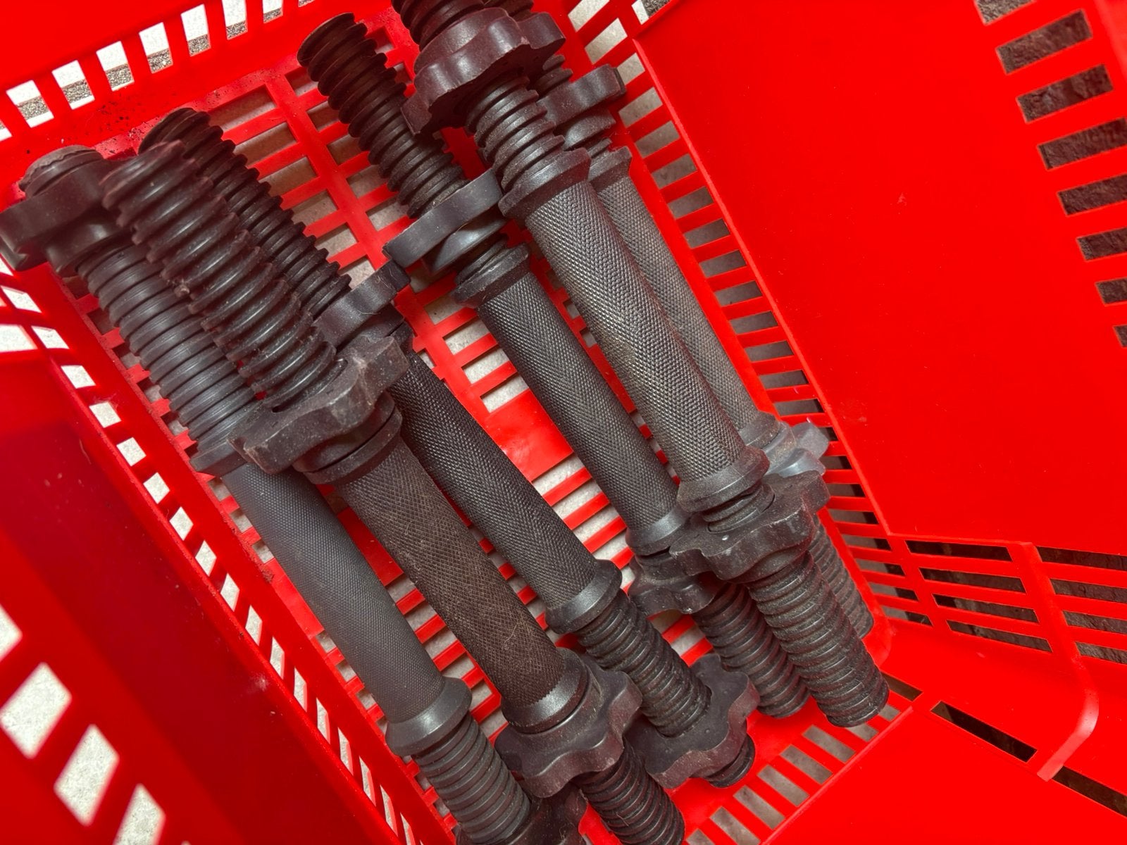 Nog maar 4 dumbell halters, diameter 2,8 cm te koop, Ophalen, Zo goed als nieuw, Krachtstation