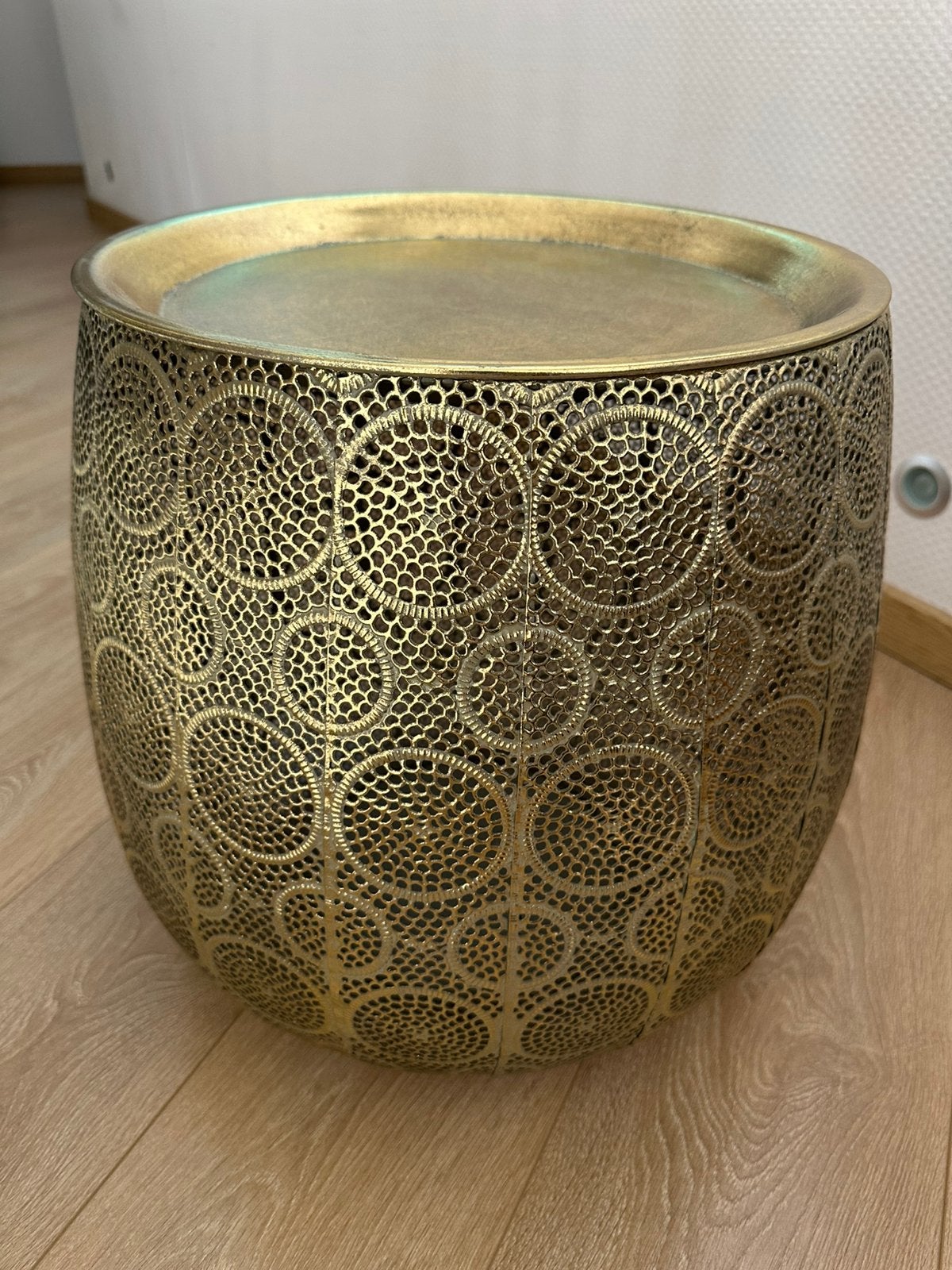 Prachtige goudkleurige metalen bijzettafel, Ophalen, Minder dan 55 cm, Metaal of Aluminium, Rond