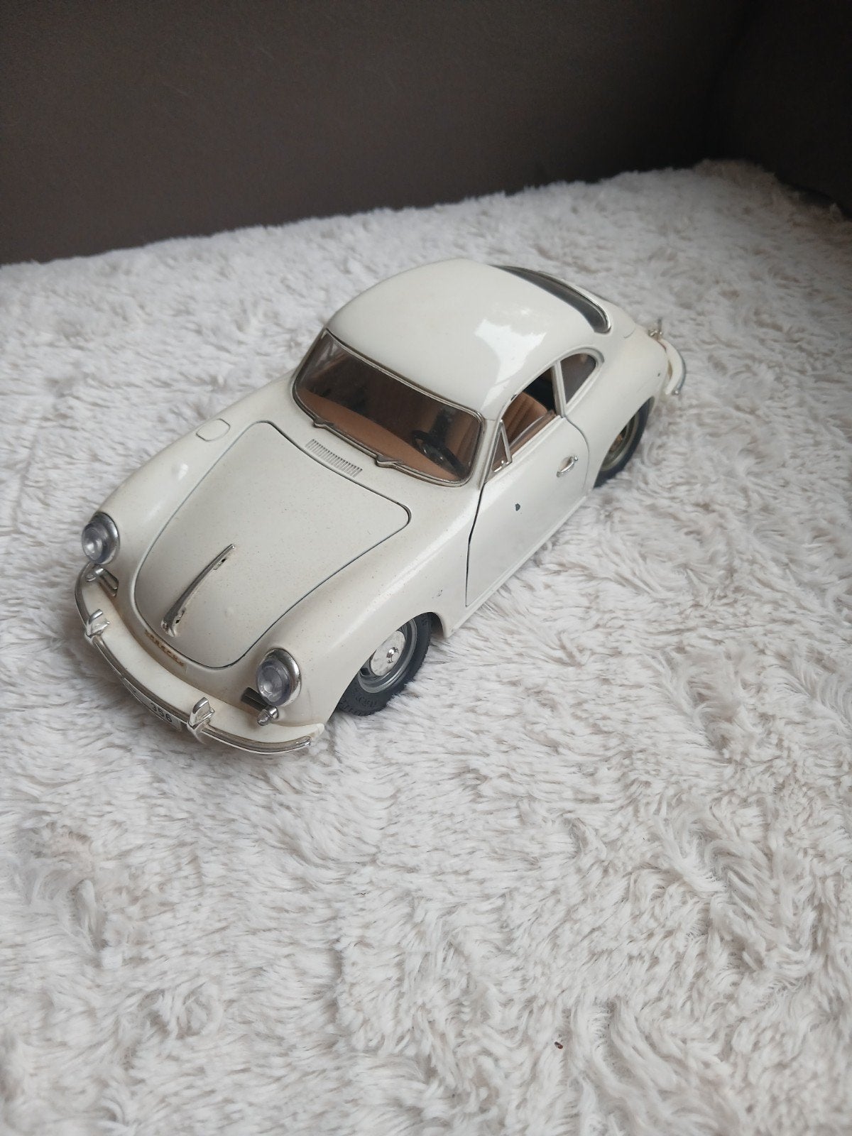 burago 1/18 porsche 356 b 1961 wit modelauto 1 wiel zit los, Ophalen of Verzenden, Bburago