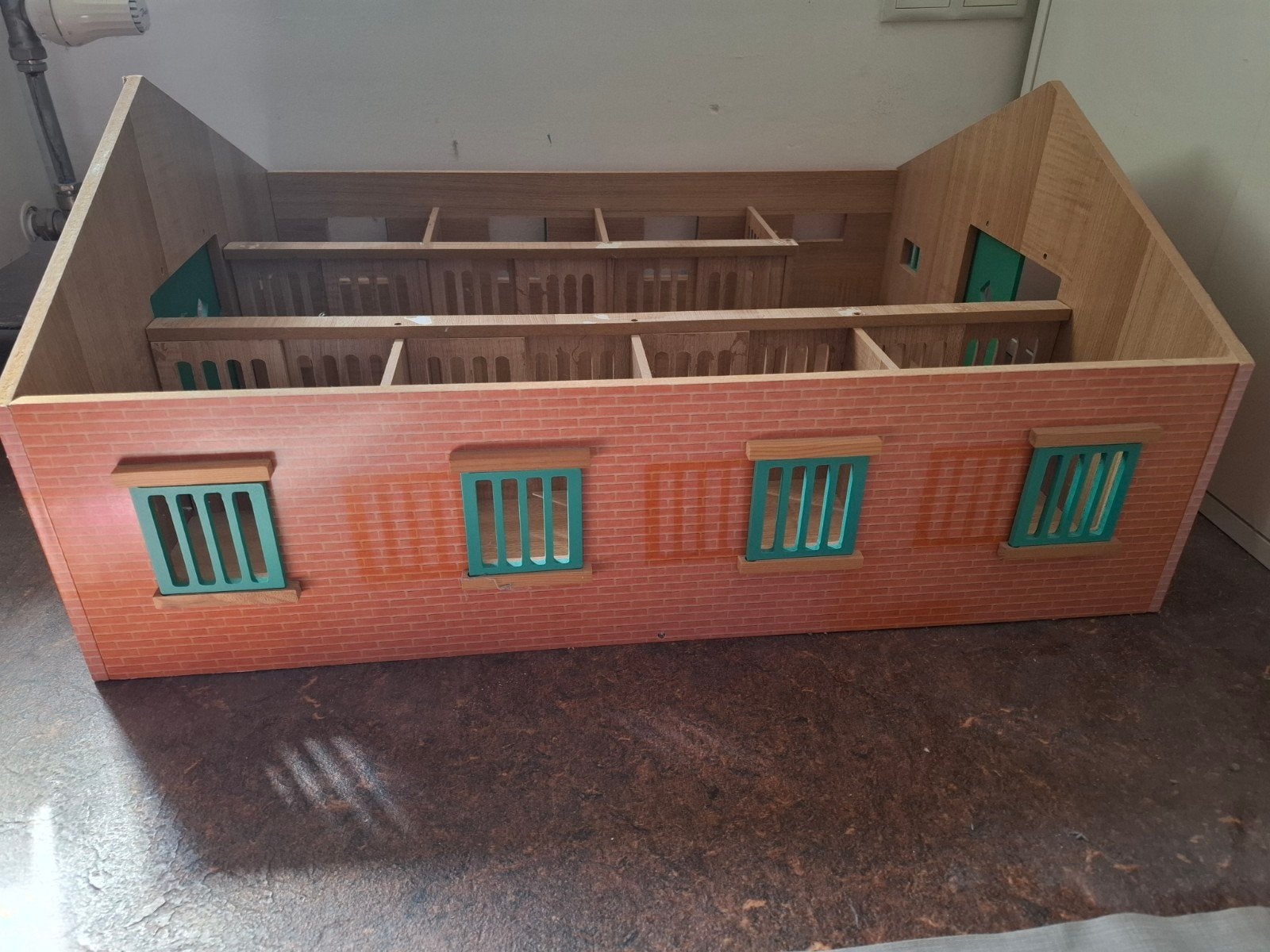 Grote Houten Paardenstal met 8 Boxen - Zo goed als nieuw, Ophalen, Zo goed als nieuw, Jongen of Meisje