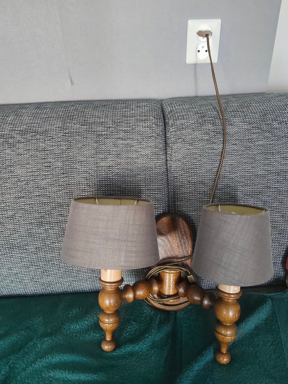 Vintage houten wandlamp met twee stoffen kappen, Met snoer/stekker, Gebruikt, Bruin, E14 (klein)