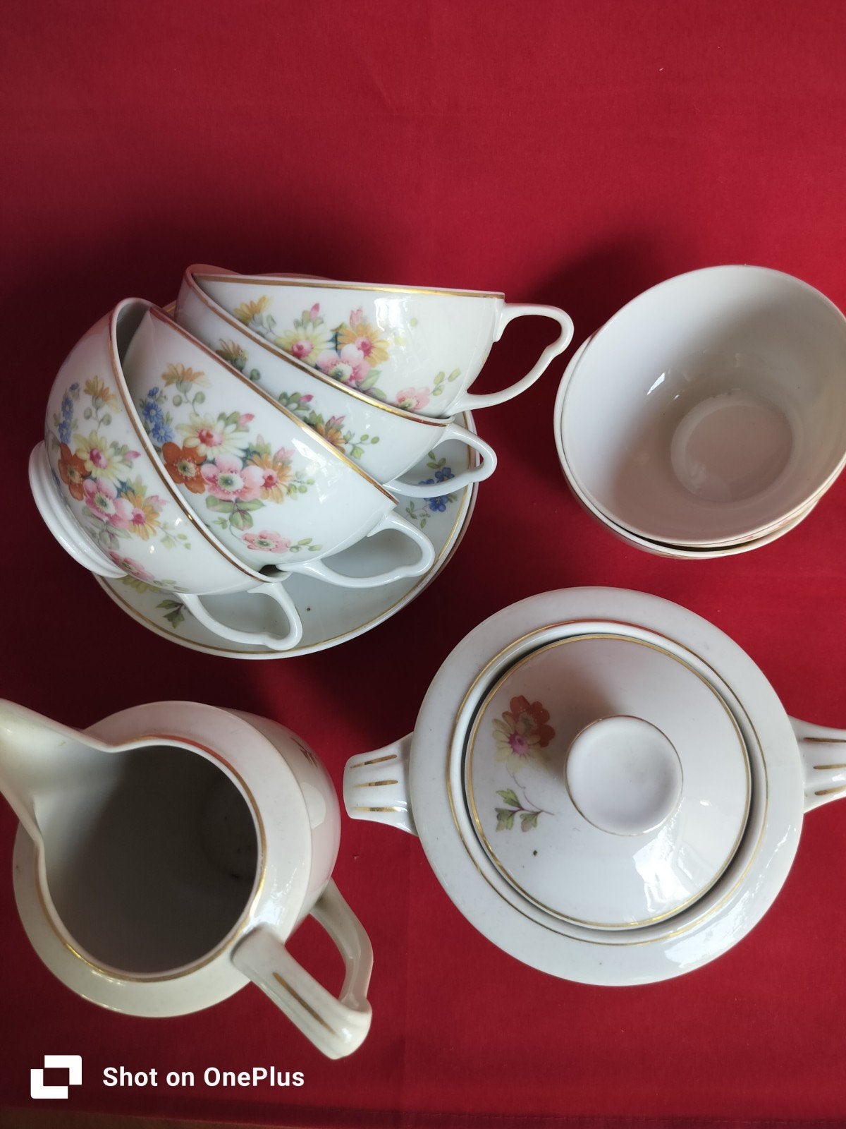 Vintage Pools servies met bloemmotief en gouden rand, Antiek en Kunst, Antiek | Servies los, Ophalen of Verzenden