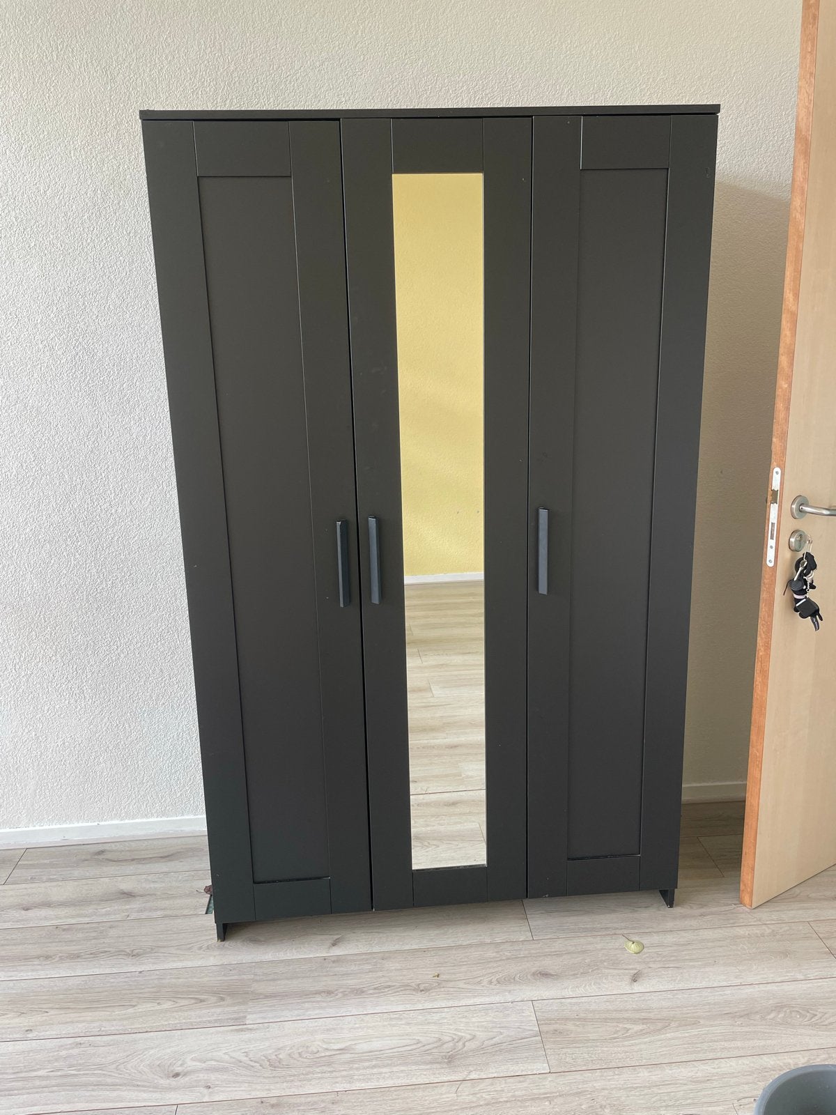 Zwarte kledingkast met spiegel en planken, Ophalen, Gebruikt, 100 tot 150 cm, 150 tot 200 cm