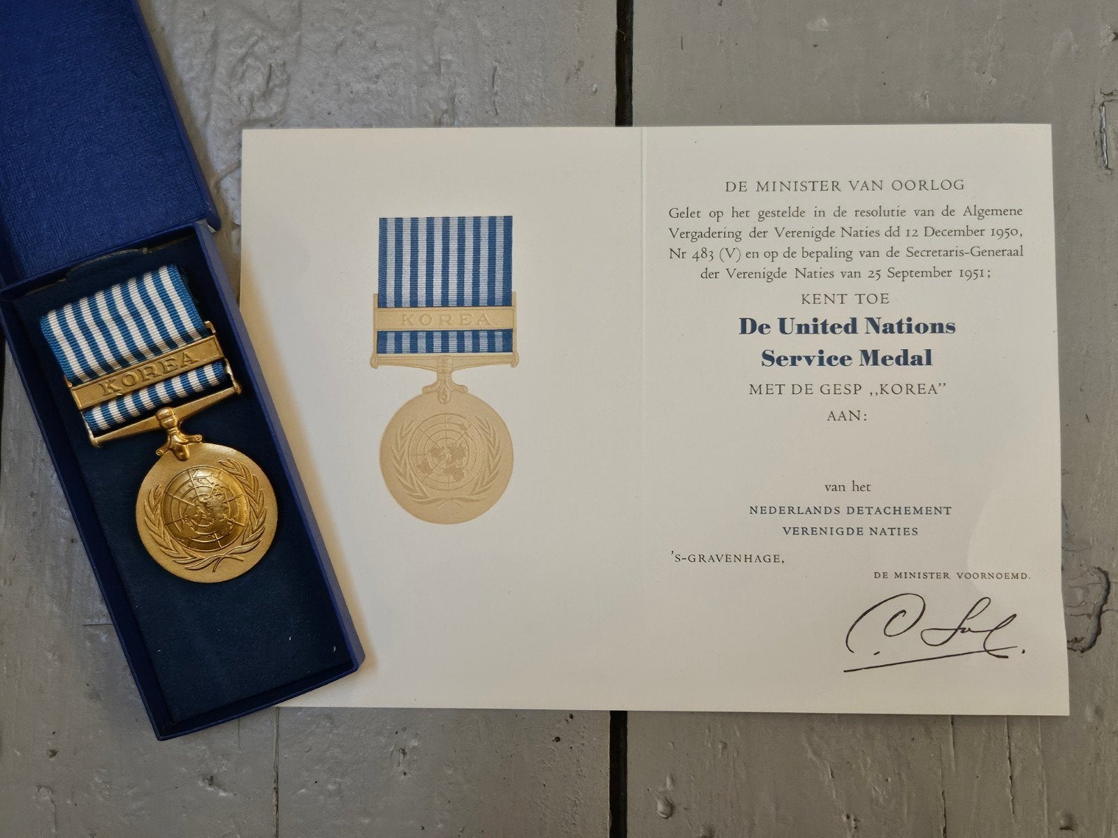 United Nations Service medaille Korea met doosje en oorkonde, Verzamelen, Ophalen of Verzenden, Nederland