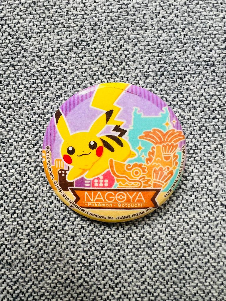 Nagoya Pokemon Center Pikachu Badge Exclusive 2016 Vintage, Verzenden, Zo goed als nieuw, Losse kaart, Foil