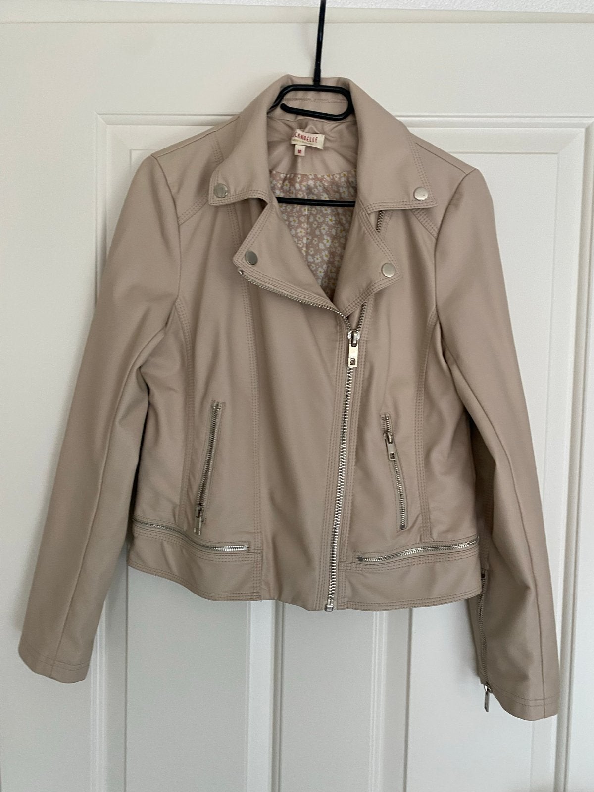 Stijlvolle beige bikerjas, Kleding | Dames, Maat 38/40 (M), Beige, Ophalen of Verzenden, Onbekend