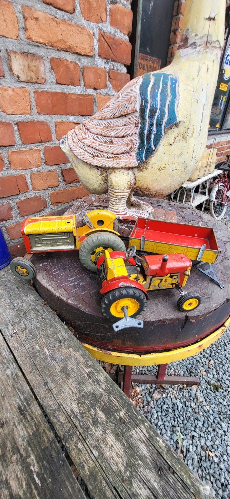 2 blikken Tractoren, 1 met kar, opwindmotor, werkend, Ophalen of Verzenden