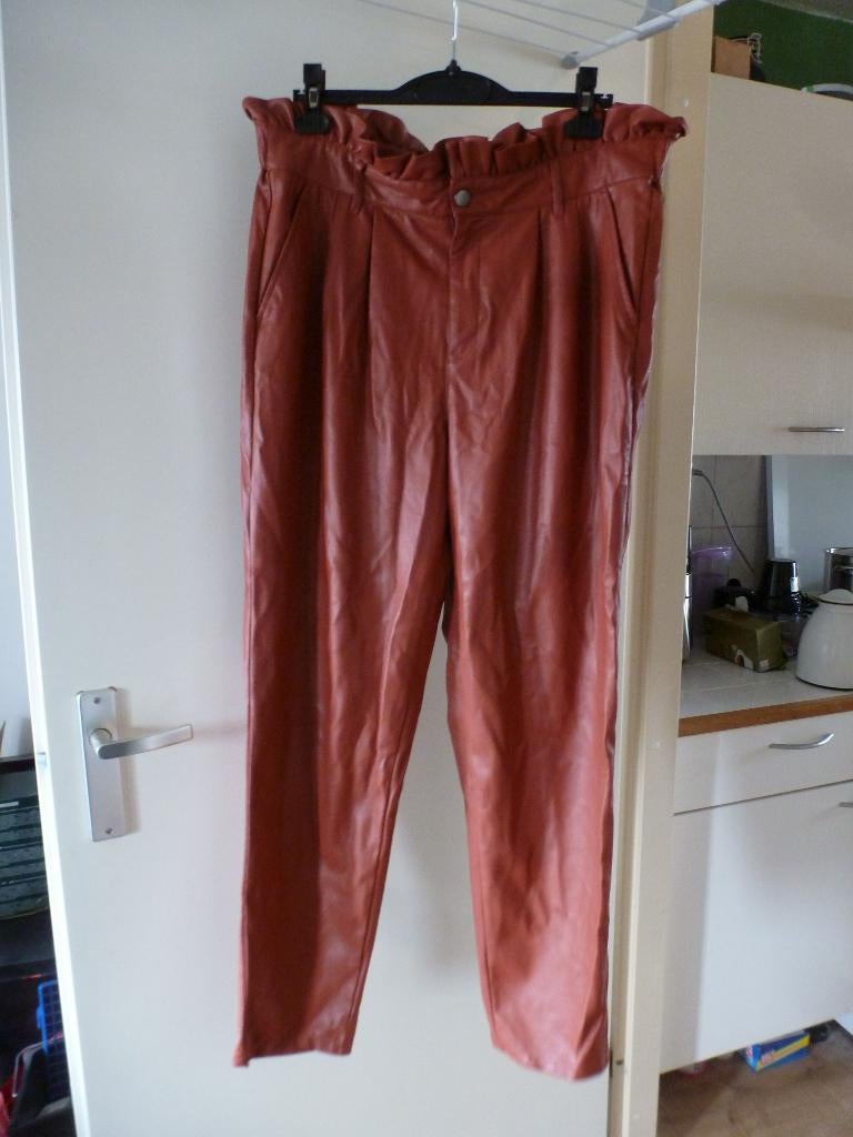 STOER broek RAINBOW steenrood IMITATIE LEER 42 -GRATIS zend, Verzenden, Maat 42/44 (L), Zo goed als nieuw, Lang