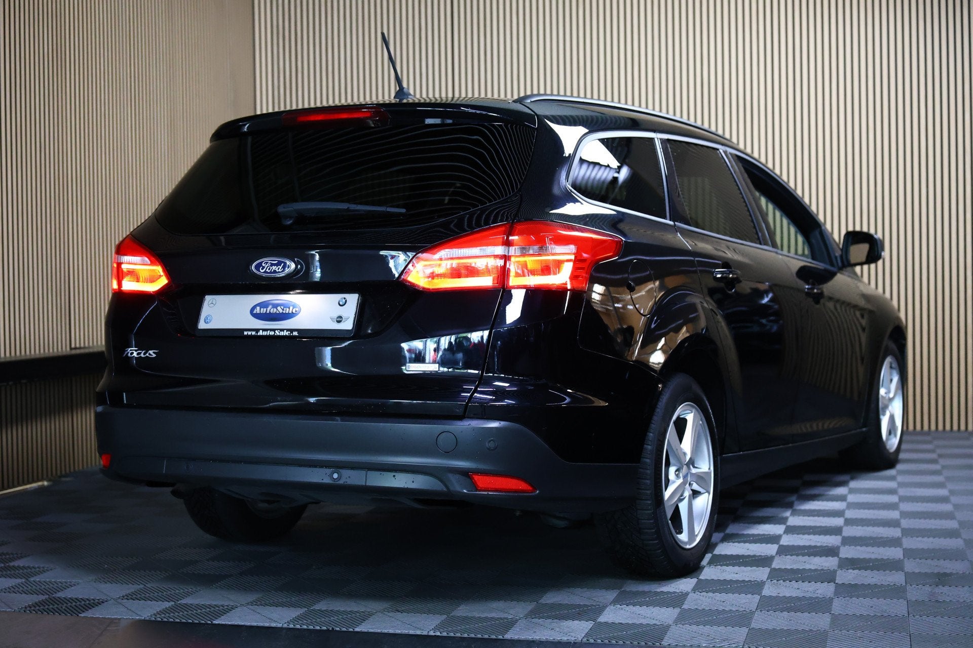 Ford FOCUS Wagon 1.0 EcoBoost Titanium AUT NAV BT STOELVW PD, Auto's, Ford, Stof, Zwart, Zwart, Onderhoudsboekje
