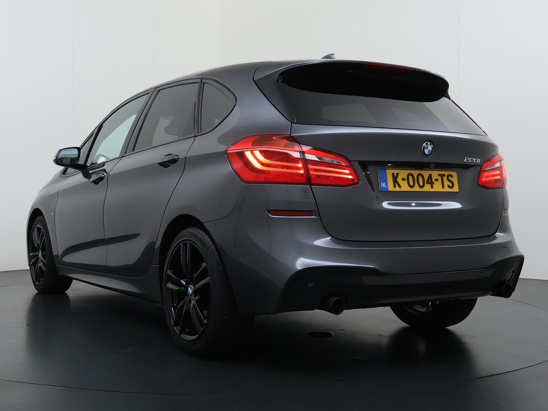 BMW 2-serie Active Tourer 220i High Executive M Pakket Trekh, Auto's, BMW, 1998 cc, 730 kg, Gebruikt, Euro 6