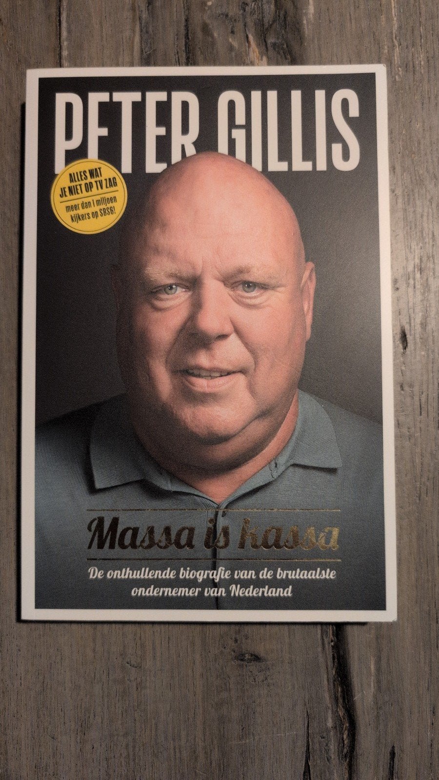 Peter Gillis - Massa is Kassa: De onthullende biografie, Boeken, Ophalen of Verzenden, Zo goed als nieuw, Mark Koster, Film, Tv en Media