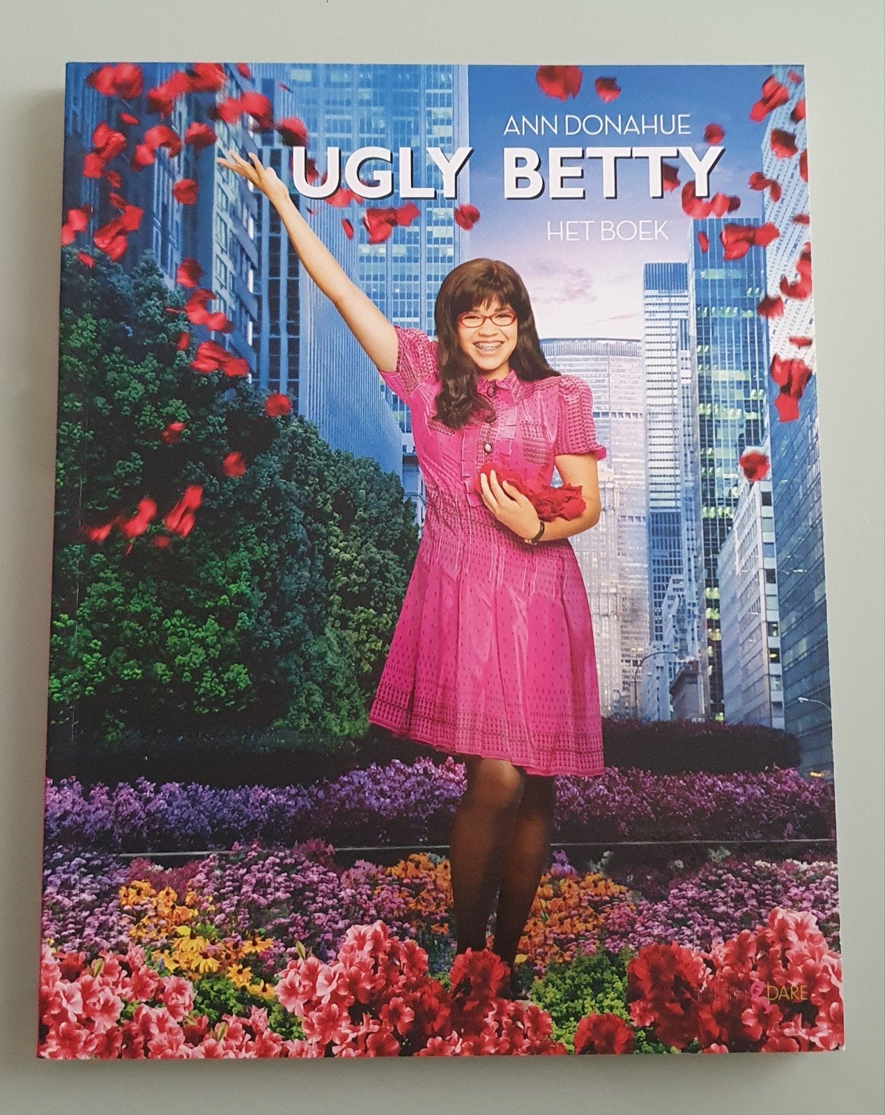 Ugly Betty: Het Boek – Ann Donahue (In Perfecte Staat!), Boeken, A. Donahue, Verzenden, Film- of Tv-bewerking, Zo goed als nieuw