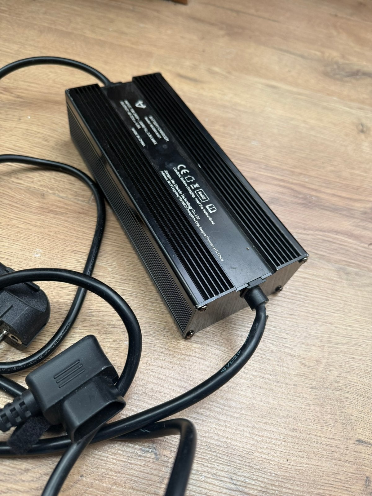 Niu Battery Chager from Zandri, Fietsen en Brommers, Fietsaccessoires | Fietsaccu's, Ophalen of Verzenden, Gebruikt