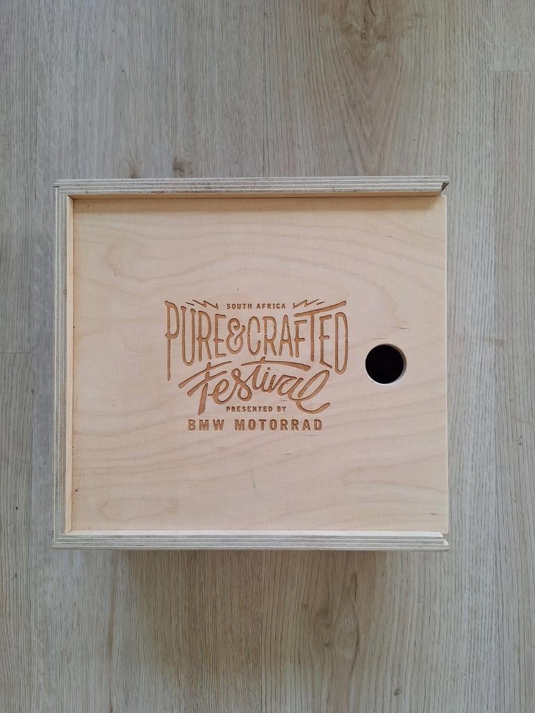 BMW Motorrad Pure & Crafted festival houten kist met beker, Ophalen of Verzenden