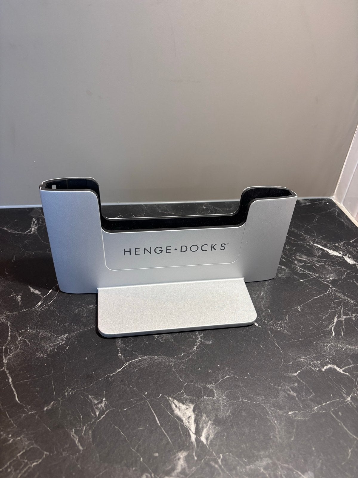 Foto 2 van Henge Docks Vertical Docking Station voor MacBook Pro