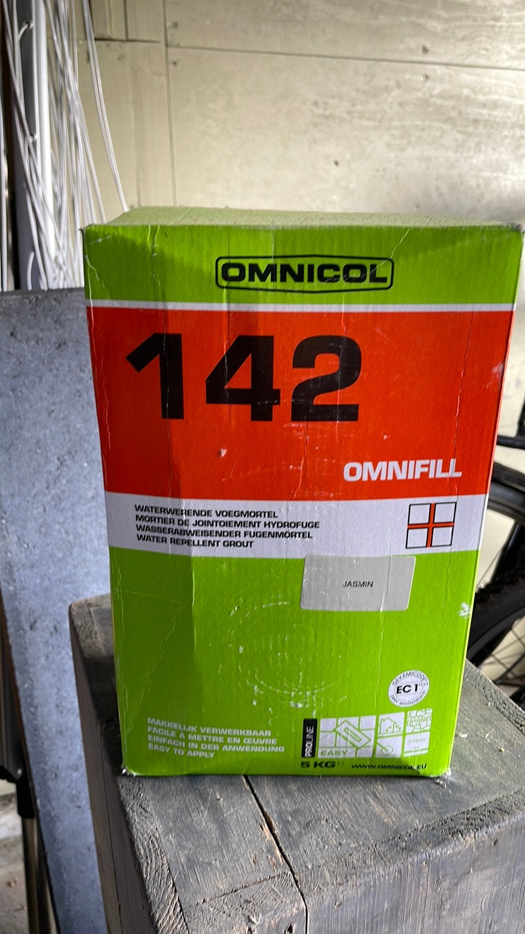 Omnicol 142 Omnifill Waterwerende Voegmortel Jasmin 5kg, Doe-het-zelf en Verbouw, Tegels, Ophalen of Verzenden, Nieuw, Overige materialen