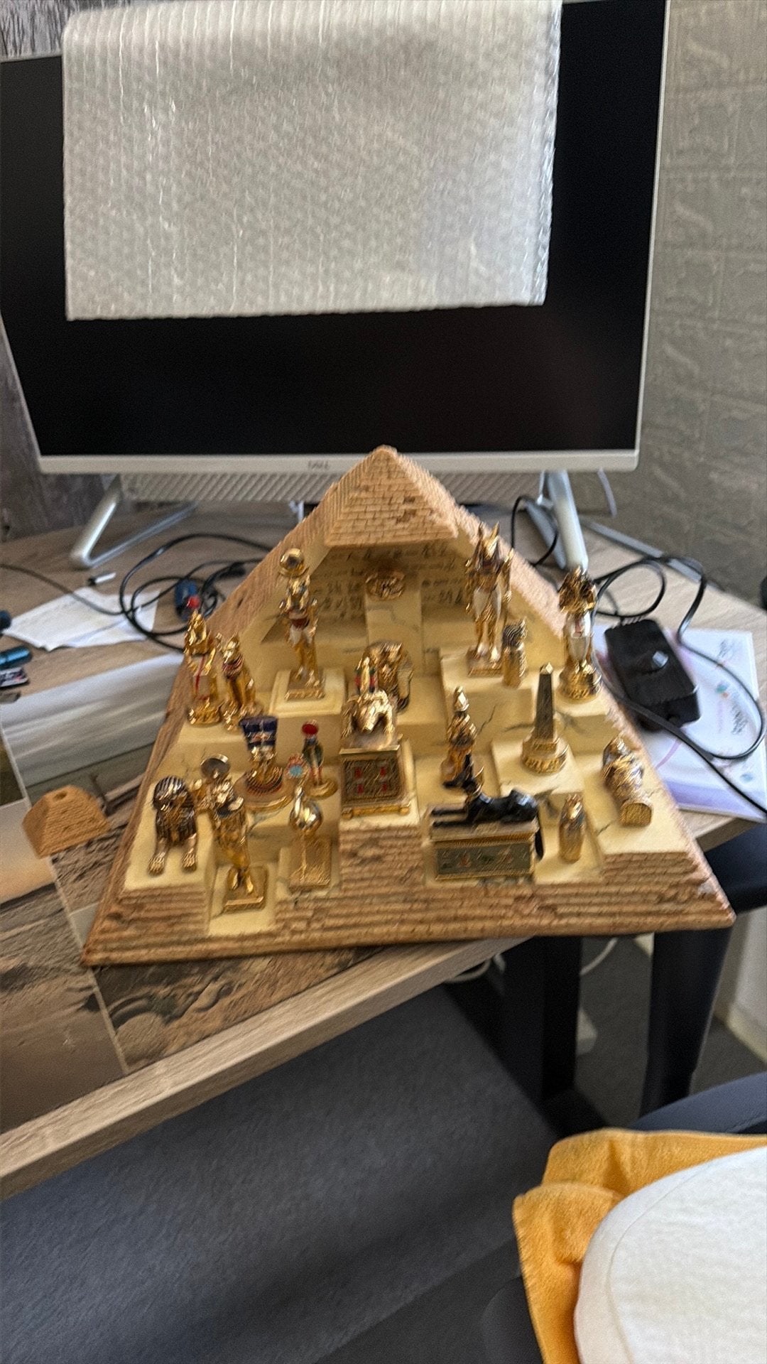 Piramide met beeldjes met goud er in, Ophalen of Verzenden