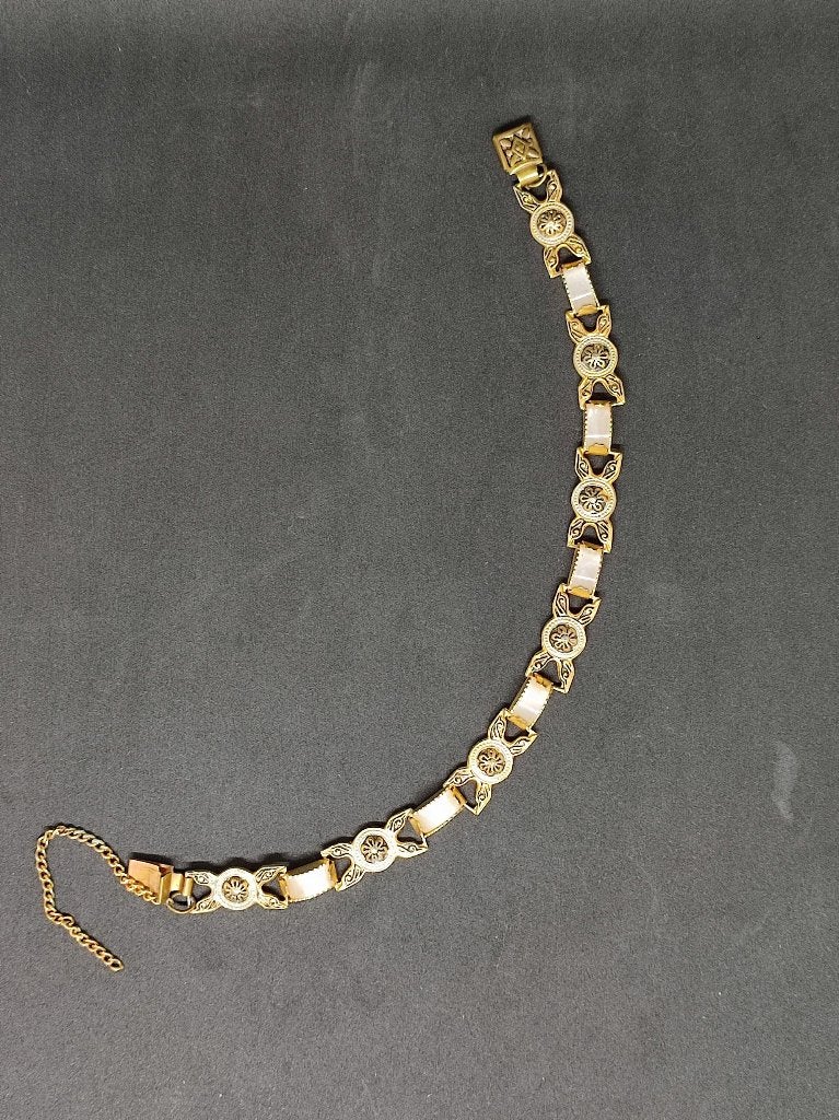 Vintage Goudkleurig Armbandje jaren '60 Imitatie-Parelmoer, Ophalen of Verzenden, Gebruikt, Goud, Kunststof of Plastic