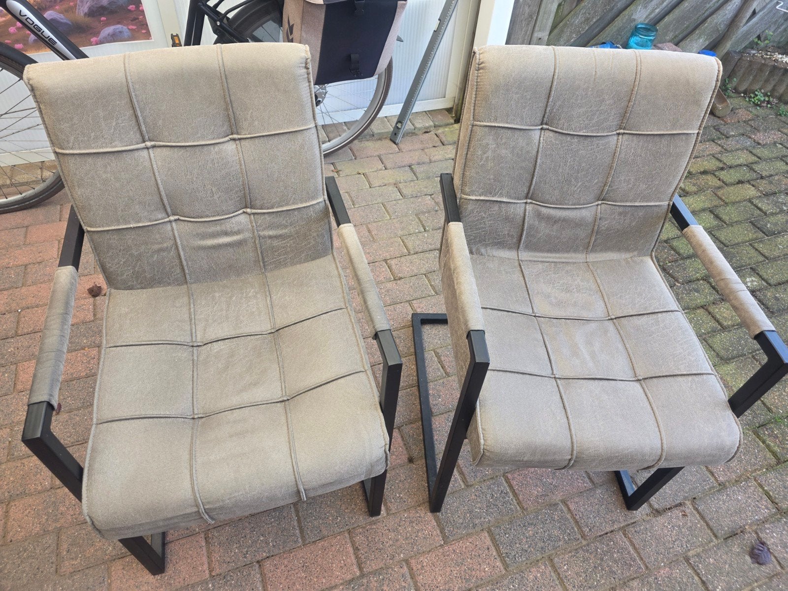 Tuinset: Ronde Glazen Tafel met 2 Comfortabele Stoelen, Tuin en Terras, Ophalen, Gebruikt, Rond, Metaal