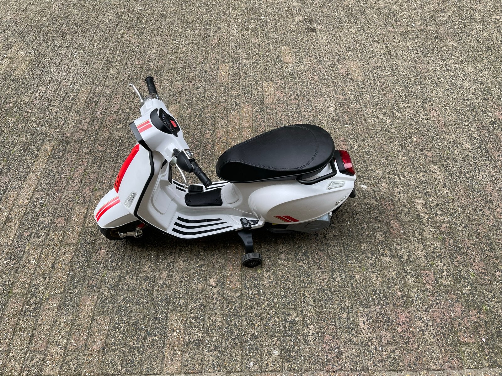 Elektrische kinder scooter Vespa Sprint wit, Kinderen en Baby's, Ophalen of Verzenden, Zo goed als nieuw