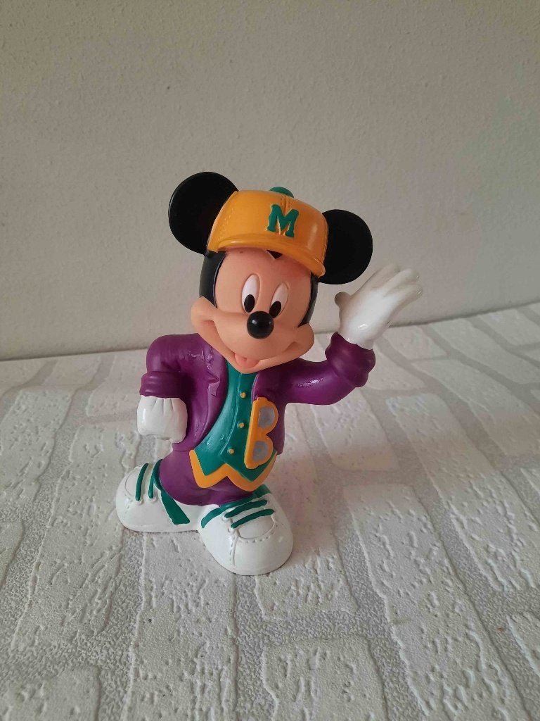 Disney Mickey Mouse sportief met petje spaarpot incl dop, Ophalen of Verzenden, Mickey Mouse, Gebruikt, Beeldje of Figuurtje