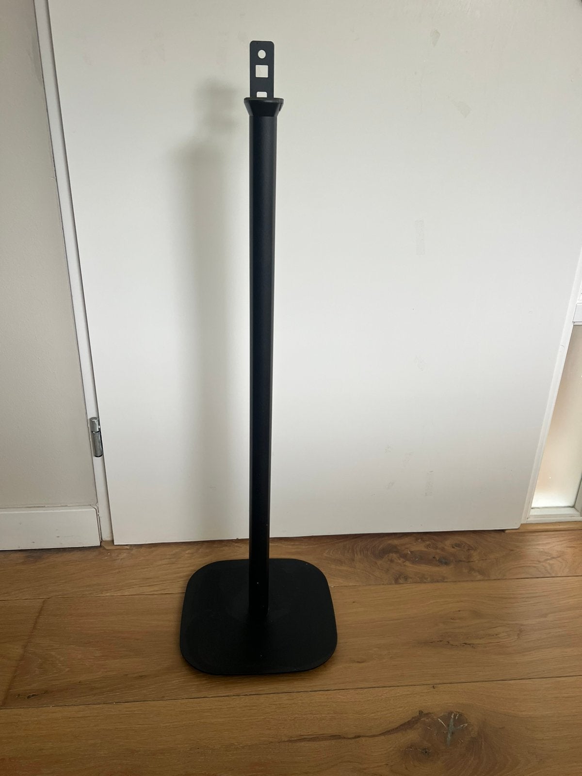 Foto 4 van Sonos one vloerstandaard.
