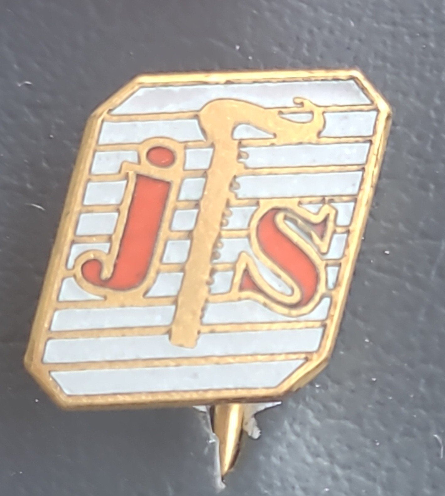 Vintage Speldje JS Logo Goudkleurig Rood Emaille, Verzenden