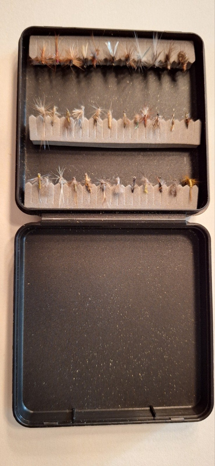 Te koop. Doosje met 35 kleine droge vliegen, Ophalen of Verzenden, Nieuw, Overige typen