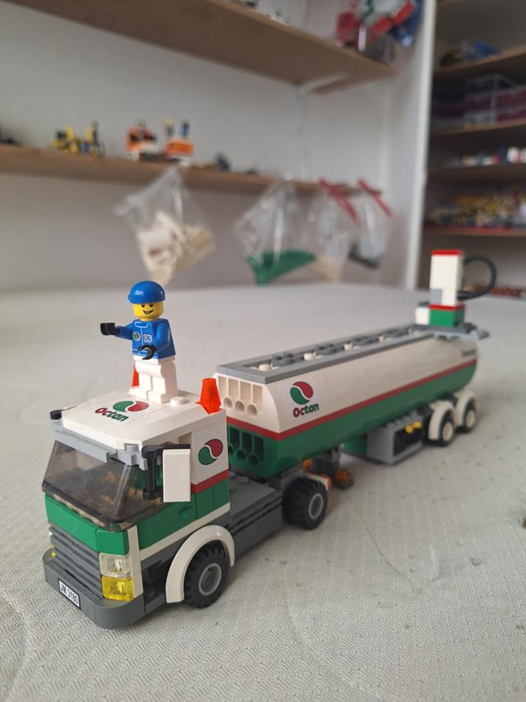 Complete Lego Octan Tankwagen met poppetje, Ophalen of Verzenden, Gebruikt, Overige merken