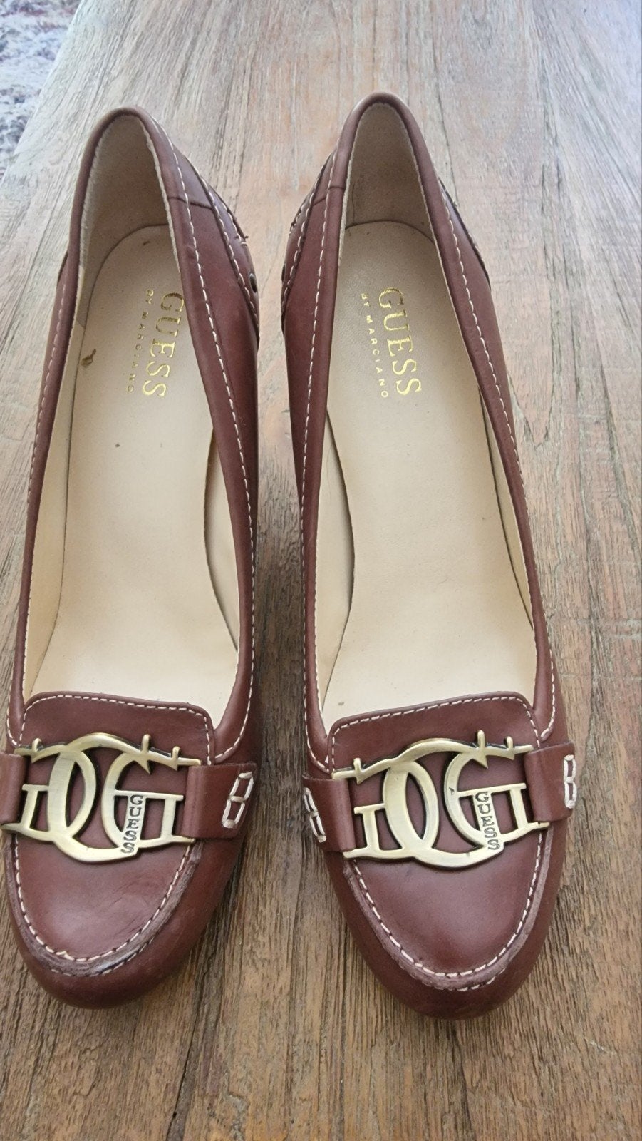 Guess Pumps - Bruin leer met gouden details - Maat 38.5, Pumps, Guess, Bruin, Ophalen of Verzenden