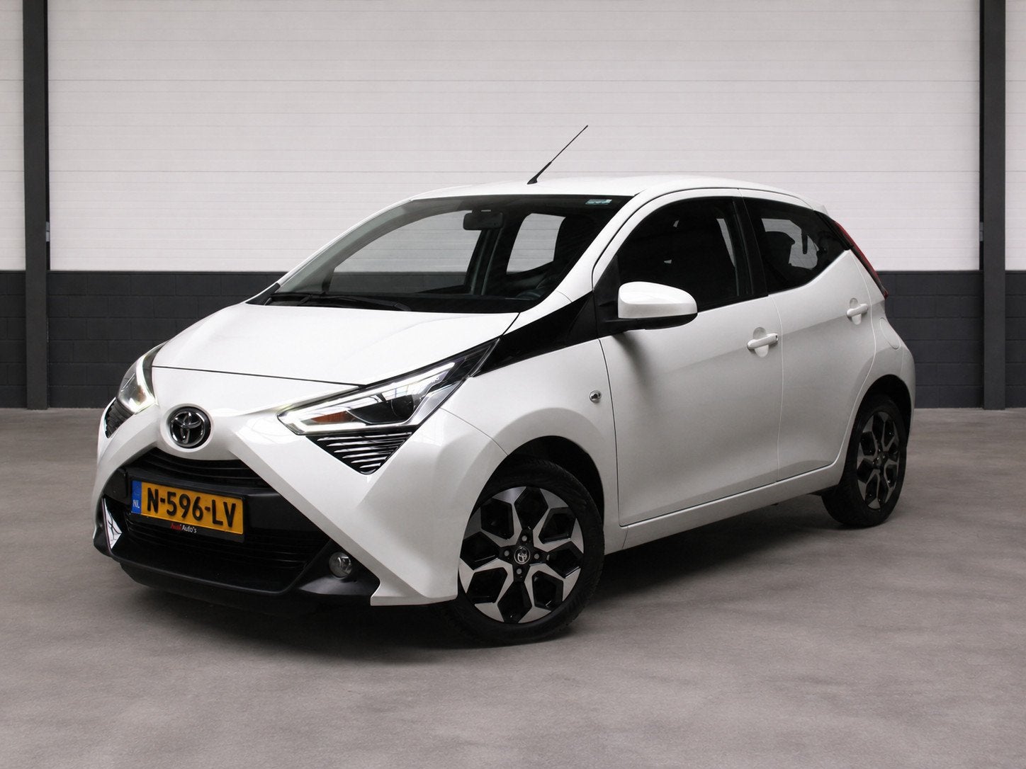 Toyota Aygo 1.0 VVT-i X-Play Airco Camera LMV, Voorwielaandrijving, Gebruikt, Met garantie (alle), Wit