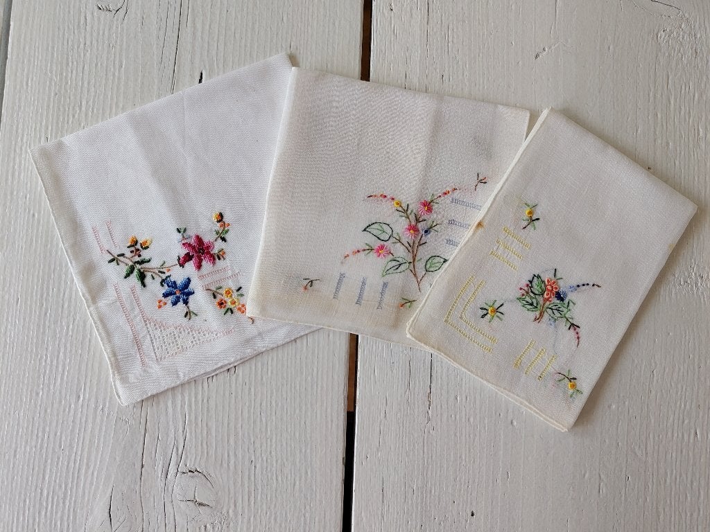 3 Prachtige, brocante zakdoekjes - zakdoek, bloem, Antiek en Kunst, Curiosa en Brocante, Ophalen of Verzenden