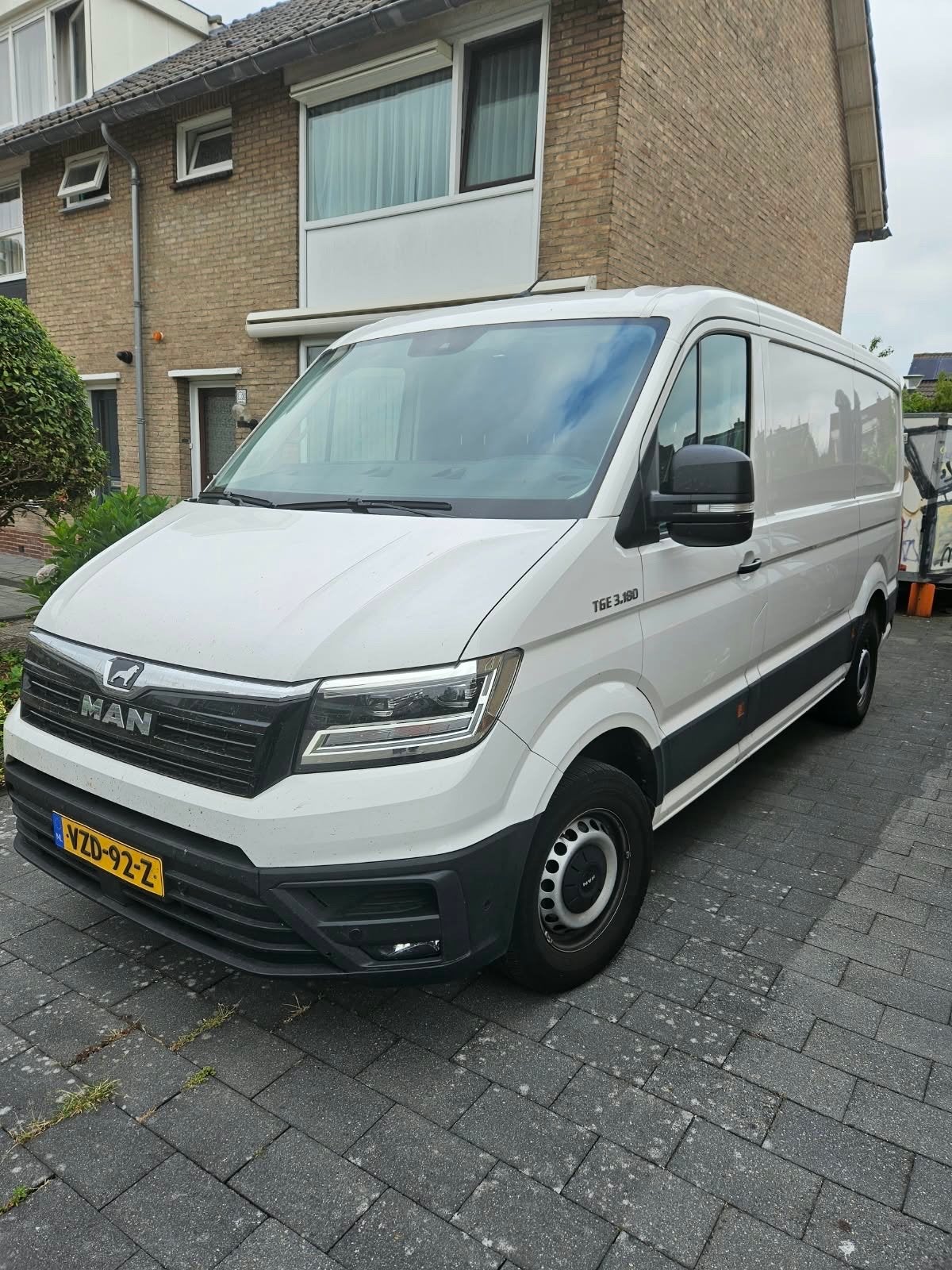 MAN TGE 177pk 3.180 Aut 2024, Zwart, 4 cilinders, MAN, Wit