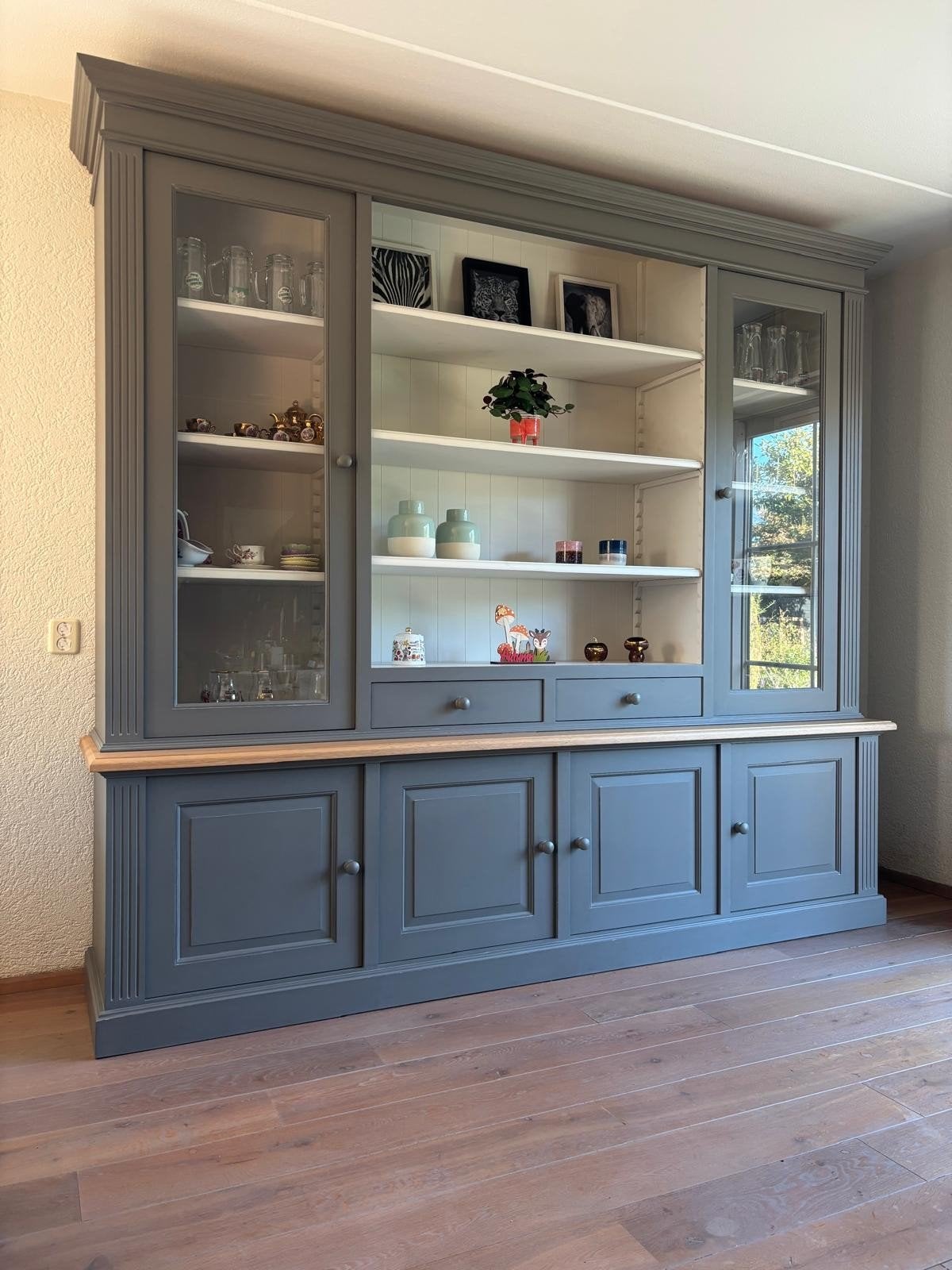 Zeer nette buffetkast met veel opbergruimte, Huis en Inrichting, Ophalen, Met lade(s), Overige houtsoorten, Zo goed als nieuw